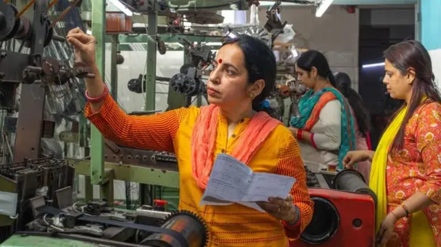 भारताच्या जीडीपीमध्ये मॅन्युफॅक्चरिंग म्हणजेच उत्पादन क्षेत्राचा वाटा कमी होत चालला आहे. विशेष म्हणजे, अजूनही या क्षेत्रात मोठ्या संख्येने लोकांना रोजगार देण्याची क्षमता आहे.