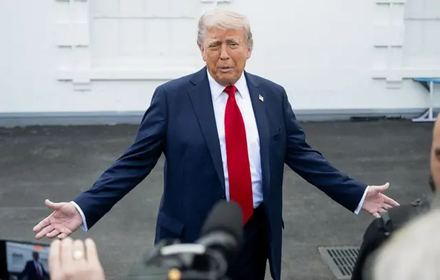 Donald Trump, de braços abertos em frente às câmeras.