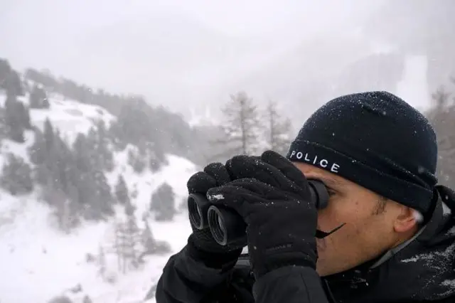 නීතිවිරෝධී සංක්‍රමණිකයින් සොයා මුර සංචාරයේ යෙදෙන ඉතාලි දේශසීමා ආරක්ෂක පොලිසීය