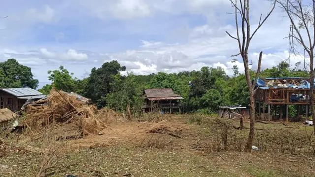 မင်းတပ်မှာ လေကြောင်းတိုက်ခိုက်ခံရချိန် ကလေးငယ်နဲ့နို့တိုက်မိခင်အပါအဝင် ၃ ဦးသေဆုံး 