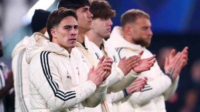 Kenan Yıldız ve diğer Juventus oyuncuları taraftarı maç sonunda alkışlıyor.