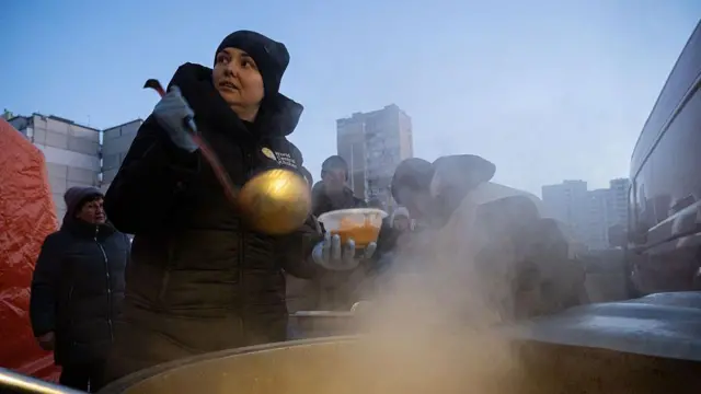 Волонтери роздають людям теплу їжу на вулицях Києва