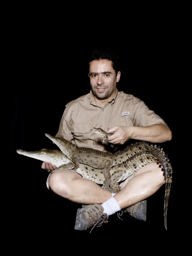 El biólogo Luis Sigler posa con tres crías de Juancho nacidas en 2006, 2007 y 2008