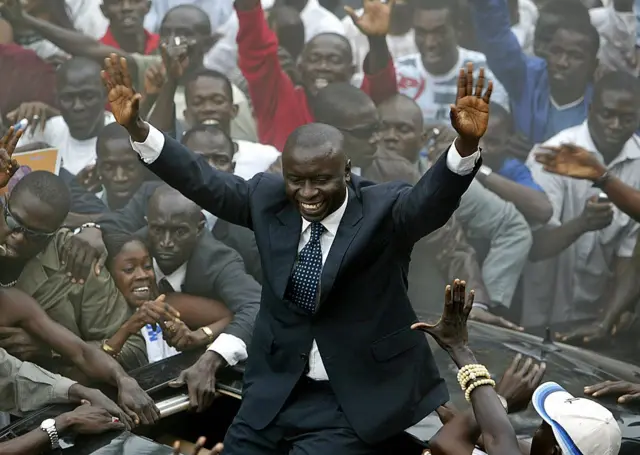 Idrissa Seck saluant ses partisans.