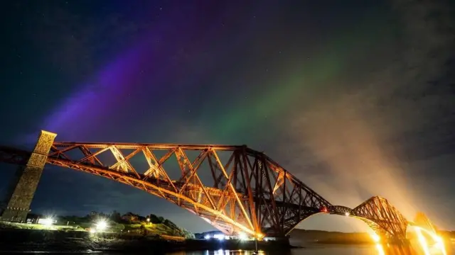 رنگ‌های بنفش و سبز در بالای پل فورت در شمال کوئینزفری، اسکاتلند، قابل مشاهده بود