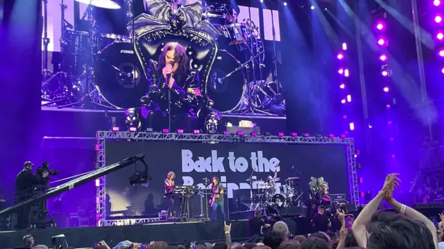 Na ekranie widać Ozzy'ego Osbourne'a występującego na pożegnalnym koncercie Black Sabbath zatytułowanym "Back to the Beginning", który odbył się w Villa Park w Birmingham na początku lipca.