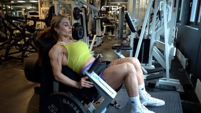 رویا کریمی می‌گوید که در نروژ با ورزش آشنا شد.