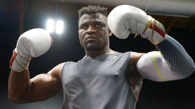 Iruhande y'ubuhinga n'inguvu, Francis Ngannou anakundirwa inyifato yiwe.