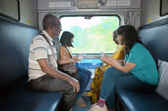 ਟ੍ਰੇਨ ਵਿੱਚ ਸਫਰ ਕਰਦਾ ਪਰਿਵਾਰ