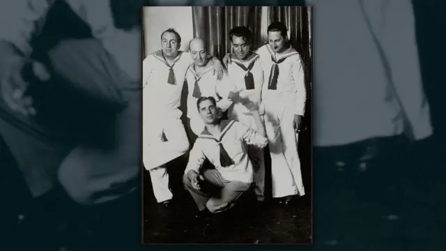 Fiesta con motivo de la presentación del libro de Norah Lange, "45 dias y 30 marineros" en Buenos Aires, finales de 1933 o principios de 1934. A la izquierda está Pablo Neruda, amigo de Federico.