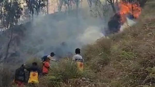 Relawan menggunakan pompa punggung pemadam kebakaran lahan berkapasitas 20 liter untuk memadamkan api.