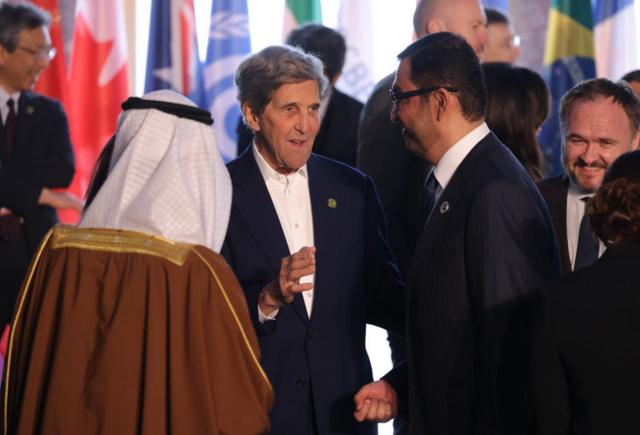 Al Jaber com John Kerry e outras lideranças na COP28