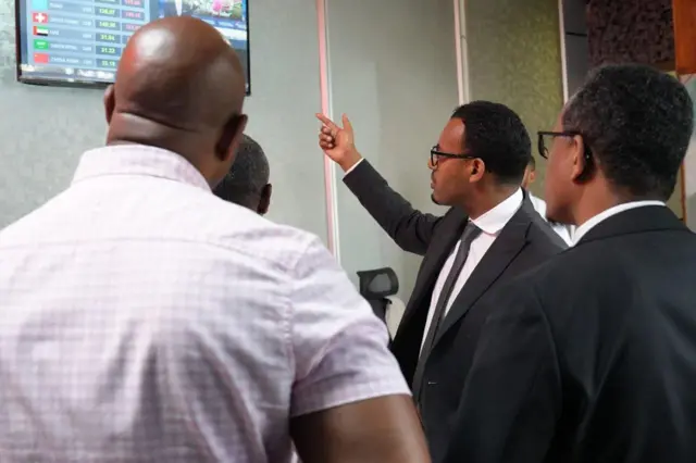 አቶ ማሞ የውጭ ምንዛሬ ግብይት ሰሌዳን ሲያሳዩ