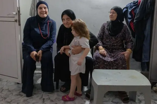 সরকারি বাঙ্কার না থাকায় অনেক আরব আর গরীব ইহুদি একই বাঙ্কারে থাকতে বাধ্য হন