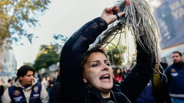 One woman cut off her hair during one protest against di Iranian goment for Istanbul, Turkey. October 2022.