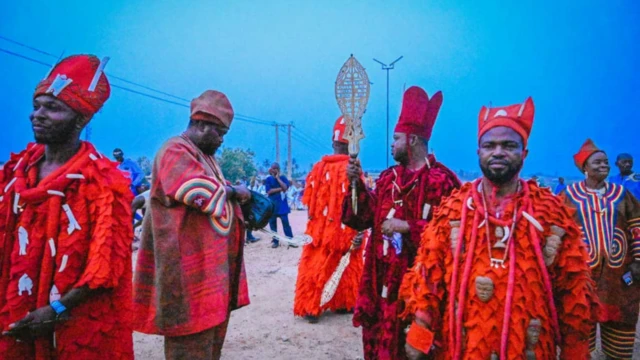 Ajabue traditional procession for late Akeredolu