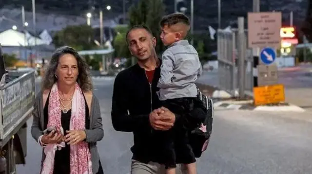 يائيل نوي (يسار) تنقل المرضى الفلسطينيين ومعظمهم من الأطفال عبر نقاط التفتيش إلى المستشفيات في إسرائيل