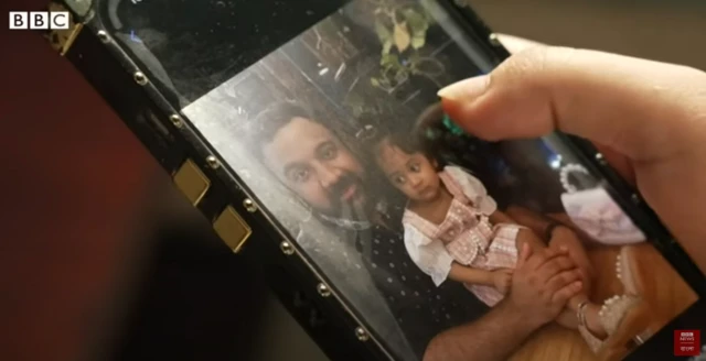 মোবাইলের স্ক্রিনে রাহিব রেজার ছবি