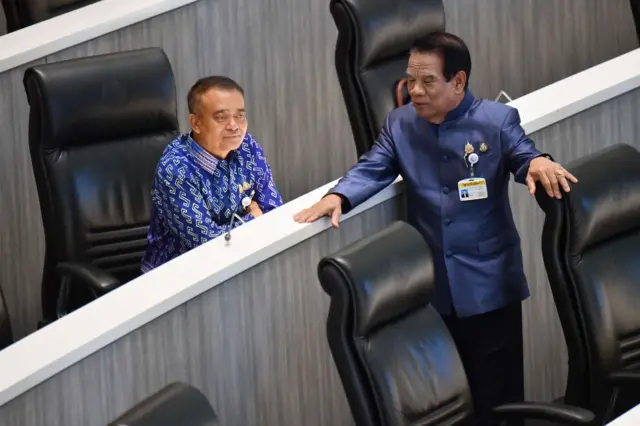 สว. น้ำเงิน