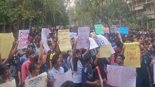 দাবি না হওয়া পর্যন্ত ক্লাস পরীক্ষায় না ফেরার ঘোষণা শিক্ষার্থীদের