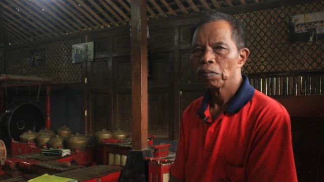 "Kalau dilihat dengan tanaman itu, dikira banyak air. Tapi tidak ada sumber air di sini," kata Mbah Sunar.
