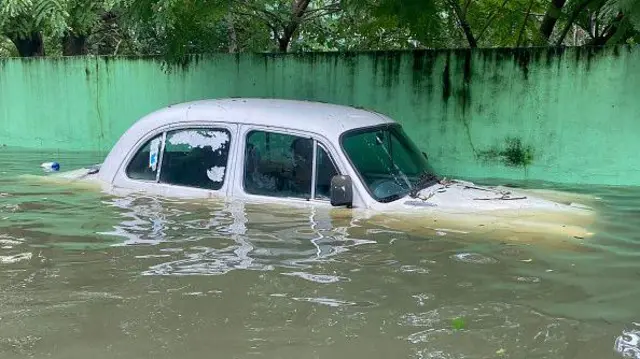 சென்னை வெள்ளத்தில் பாதிக்கப்பட்ட கார்கள்
