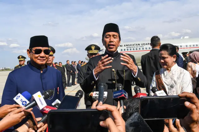 Presiden Prabowo Subianto (kiri) bersama Joko Widodo (tengah) dan Iriana Joko Widodo (kanan) sebelum bertolak ke Solo di Base Ops Lanud Halim Perdanakusuma, Jakarta, Minggu (20/10/2024).