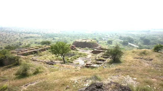 స్తూపం ఉన్న బౌద్ధ క్షేత్రం దృశ్యాలు