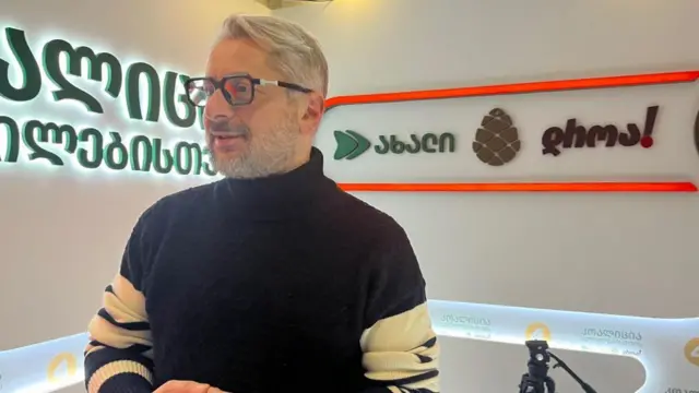 BBCの取材を受けるグヴァラミア氏（2日、トビリシ）