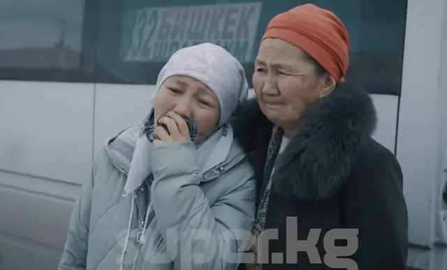 Чарчап калган наристенин апасы жана жакыны 