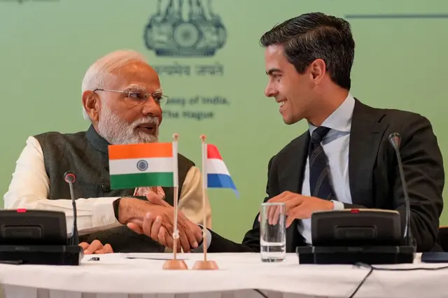 16 मई, 2026 को हेग में हाथ मिलाते भारतीय प्रधानमंत्री व डच पीएम.