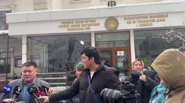 Журналист Анора Содиқова ишида инсон ҳуқуқлари ҳимоячиси Абдураҳмон Ташанов журналистларга интервю бераётган пайт