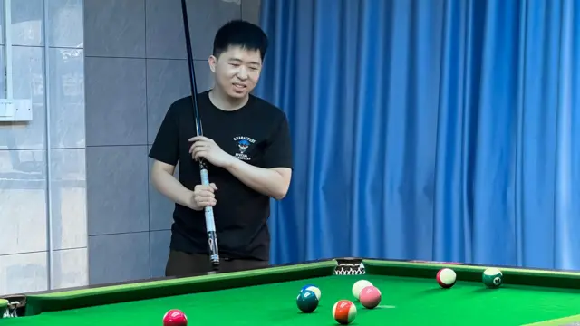 打台球是“假装上班公司”的一种团建方式