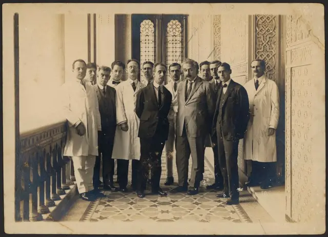 Einstein posando para foto junto a um grupo de homens