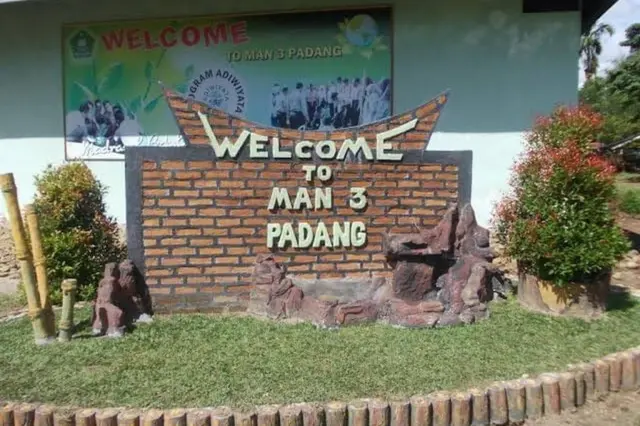 Seorang siswa Madrasah Aliyah Negeri (MAN) 3 Padang, Sumatra Barat, diduga meledakkan bom rakitan berdaya ledak rendah di lingkungan sekolahnya, pada Selasa (14/07) kemarin.