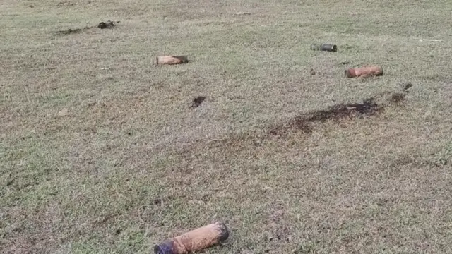  வெடிபொருட்கள் சிதறிக்கிடக்கின்றன