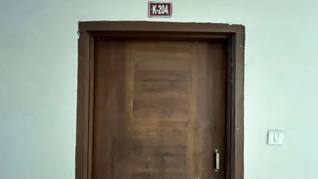 बीबीसी विजिट के दौरान महिला को आवंटित फ्लैट पर ताला