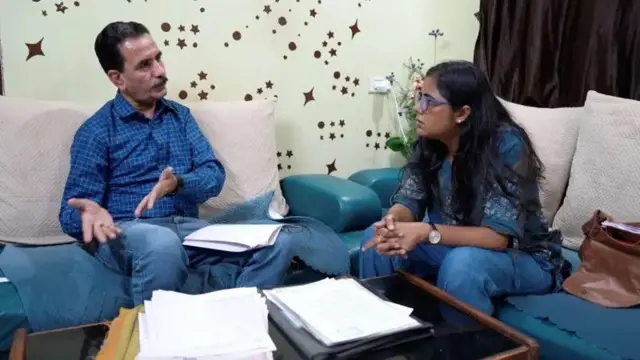 بی بی سی صحافی کے ساتھ بات کرتے ہوئے نانک راج مکھی