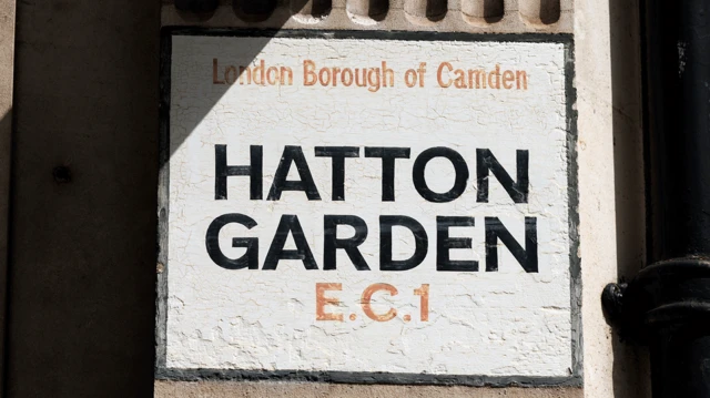 Вуличний знак Хаттон-Гарден у лондонському районі Камден.