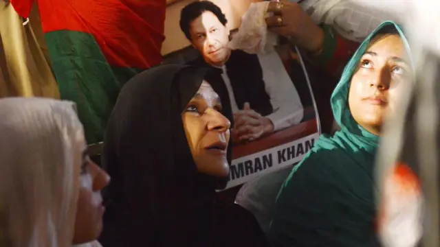 কর্মসূচিতে ইমরান খানের ছবি নিয়ে তার সমর্থকেরা