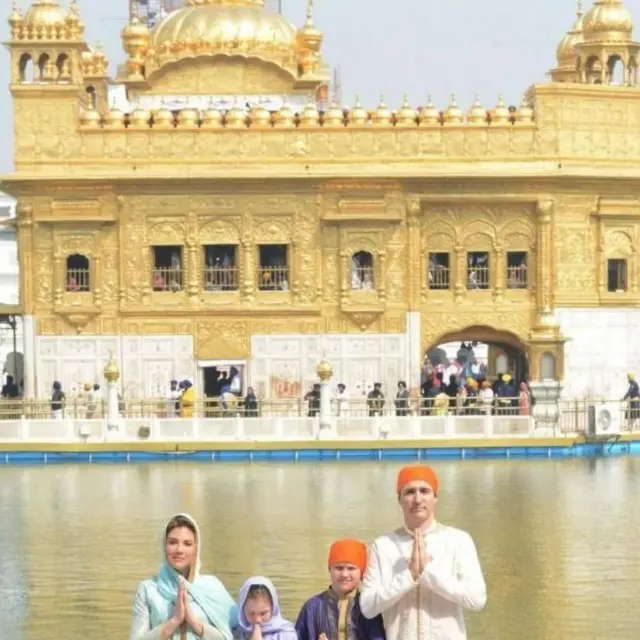 सुवर्ण मंदिरात ट्रुडे आपल्या कुटुंबासह 