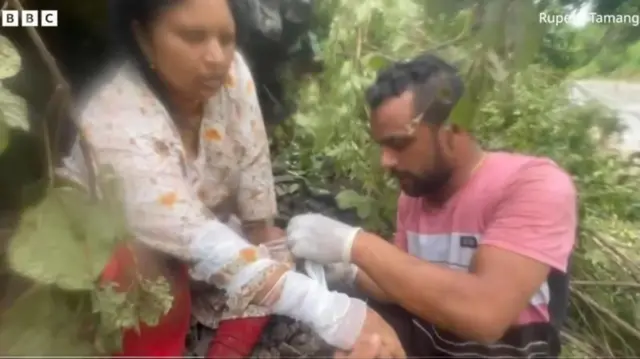 बसमधल्या प्रवाशांवर घटनास्थळीच प्राथमिक उपचार करण्यात आले.