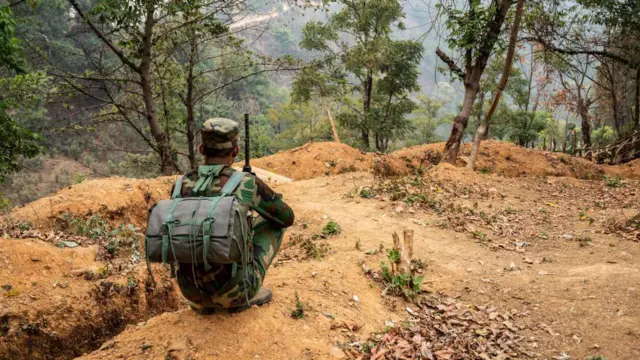 মিয়ানমারের বিভিন্ন রাজ্যে একাধিক বিদ্রোহী গোষ্ঠী লড়াই করছে। 