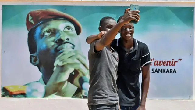 Thomas Sankara, wishwe mu 1987, abamushyigikiye bashimaga ubunyangamugayo no kutikunda bye - kandi n'ubu ni intwaro henshi muri Africa