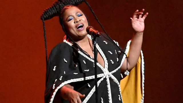 Fitacciyar mawakiyar Afirka ta Kudu, Thandiswa Mazwai, na wasa zauren kaɗe-kaɗe da sauran wasanni na Johannesburg Lyric Theatre, ranar Lahadi