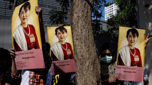  ထောင်ဒဏ်ချမှတ်ခံထားရတဲ့ ဒေါ်အောင်ဆန်းစုကြည် ကျန်းမာစေကြောင်း နှစ်သစ်မှာ မေတ္တာပို့ကြ 