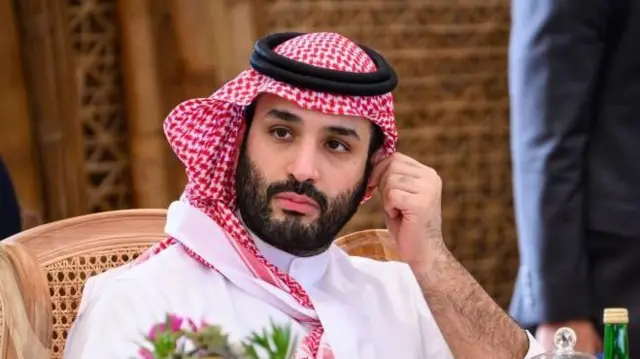 Oyoqlari orasida juda kop sochli etuk ayol