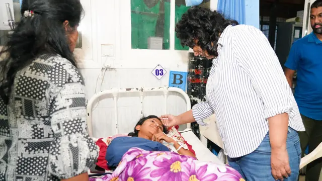 අග්‍රාමාත්‍යවරිය අනතුරෙන් තුවාල ලැබූ සරසවි සිසුවියක් වන නිෂානි රත්නායකගේ සුවදුක් විමසමින්