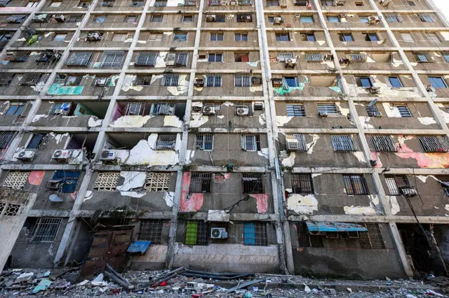 Un edificio medio derruido por los terremotos que golpearon a Venezuela el 24 de junio de 2026.
