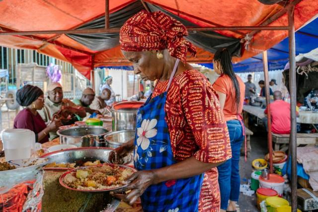 Une restauratrice à Dakar